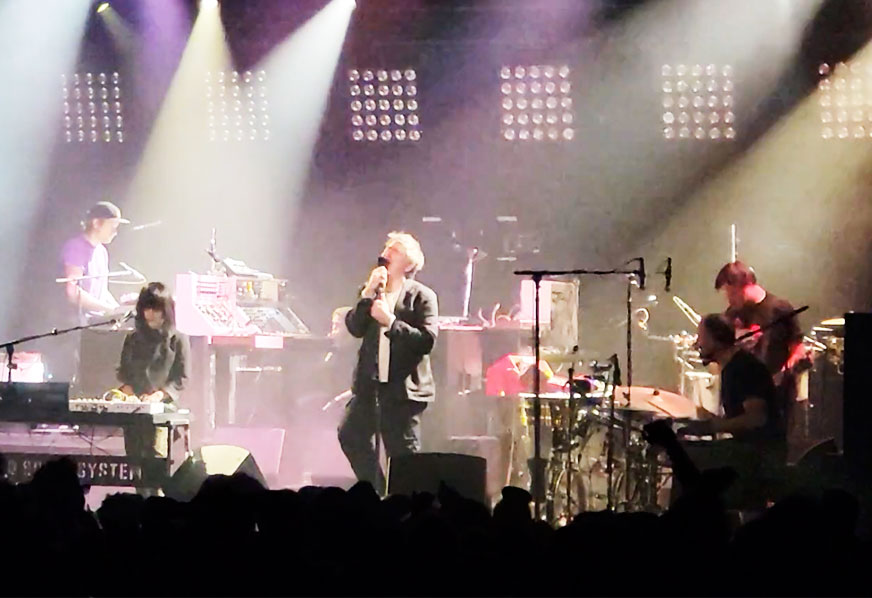 Cadê seus amigos hoje à noite? Indo no quarto show dos 20 que o  LCD Soundsystem está fazendo no Brooklyn