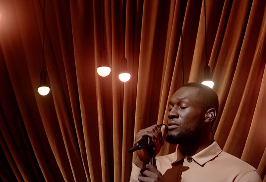 Stormzy leva velas e mostra sua canção de Natal (sem ser) na TV inglesa