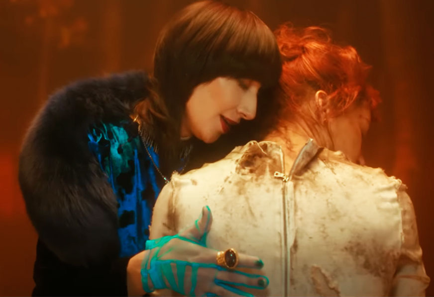 Yeah Yeah Yeahs filma a “selvageria por dentro” com atriz de seriado, em novo vídeo