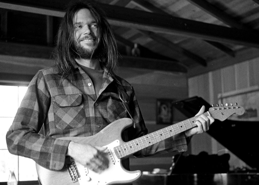 Neil Young imparável. Estrela canadense comemora os 50 anos do discaço “Harvest” com versão turbinada e documentário