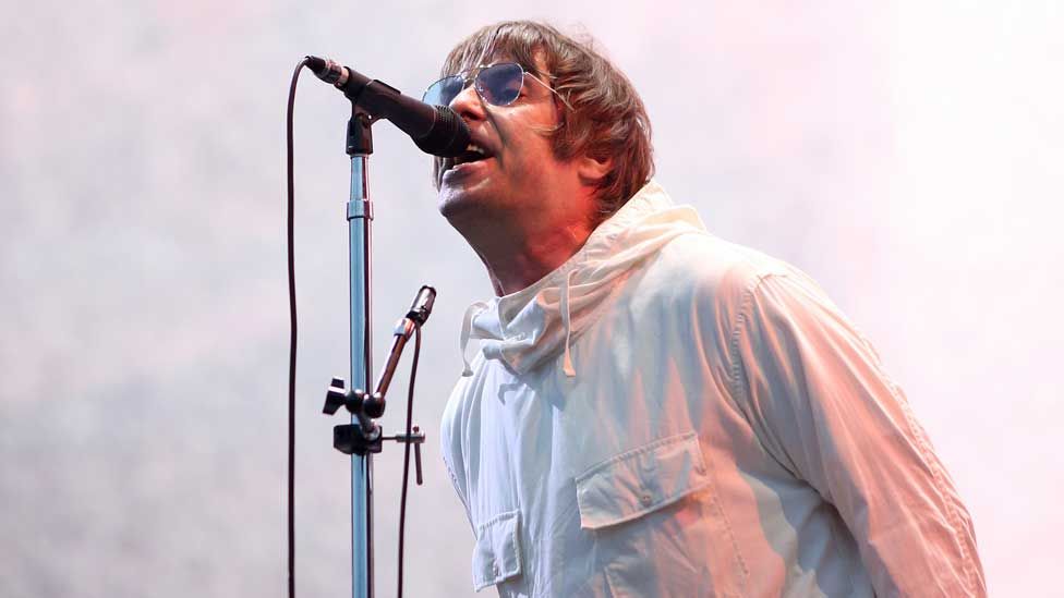 Show do ano na Inglaterra, Liam Gallagher em Knebworth será lançado em streaming nesta quarta. Confira duas amostras absurdas da apresentação