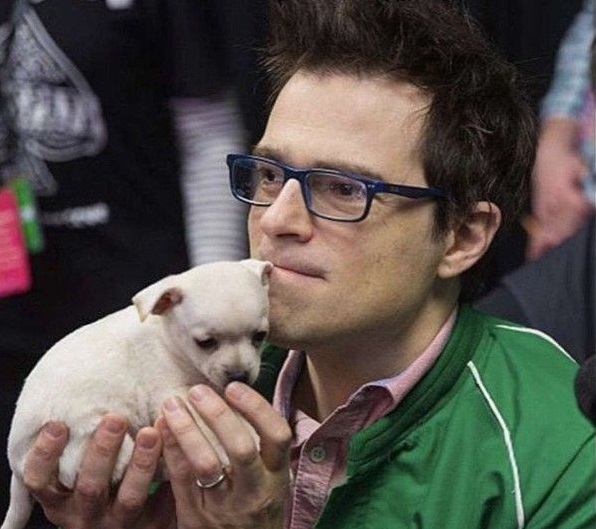 Rivers Cuomo canta que quer um cachorro em novo single do Weezer