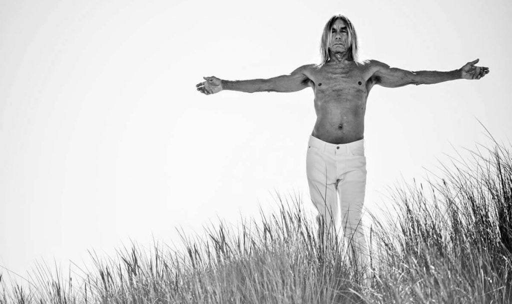 Iggy Pop canta abertamente sobre vícios em “Strung Out Johnny”, sua nova música anos 80