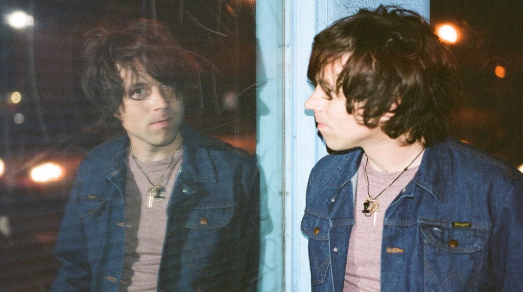 Lembra dele? O “polêmico” Ryan Adams fecha o ano com seis discos lançados e releituras gratuitas para clássicos de Bruce Springsteen e Bob Dylan