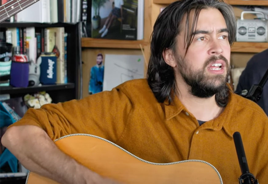 Alex G se espreme com a banda para mostrar músicas novas (não só) no Tiny Desk
