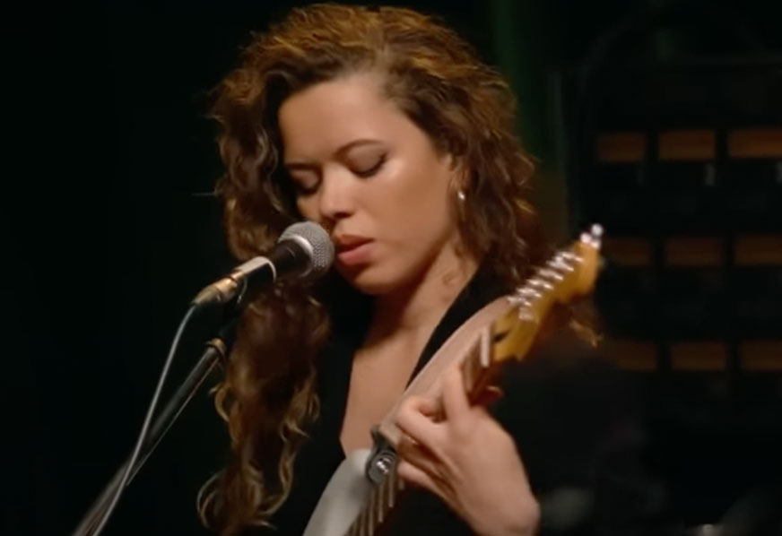 Um dos bons destaques de 2022, inglesa Nilufer Yanya brilha em session para o “From the Basement”