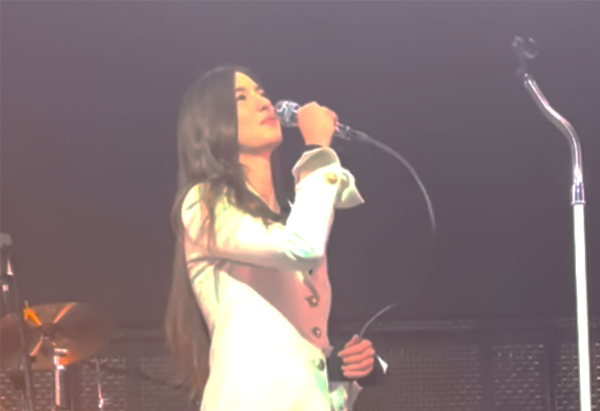 Na Califórnia, Weyes Blood estreia o bombado disco novo ao vivo. Gostou, Karen?