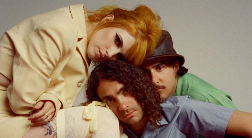 Paramore busca refúgio no caos na inédita “C’est Comme Ça”. Novo disco será lançado em menos de um mês