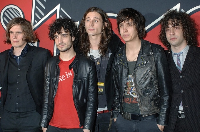 Eba! The Strokes solta versão alternativa de “The Modern Age”, da caixa de singles da era de ouro da banda