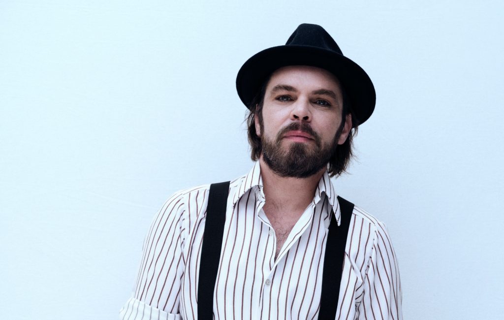 Gaz Coombes, do Supergrass, lança seu quarto disco solo e fecha trilogia iniciada em 2015. Ouça o bem bom “Turn The Car Around”