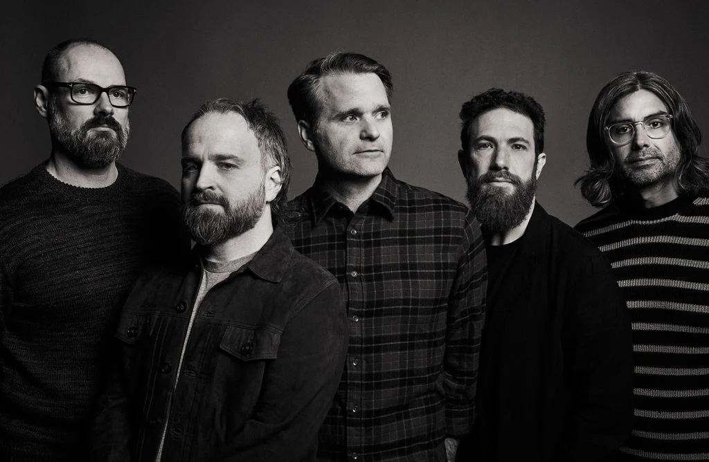 Death Cab For Cutie anuncia relançamento do último disco em formato acústico e presta linda homenagem para a Mimi Parker, do Low