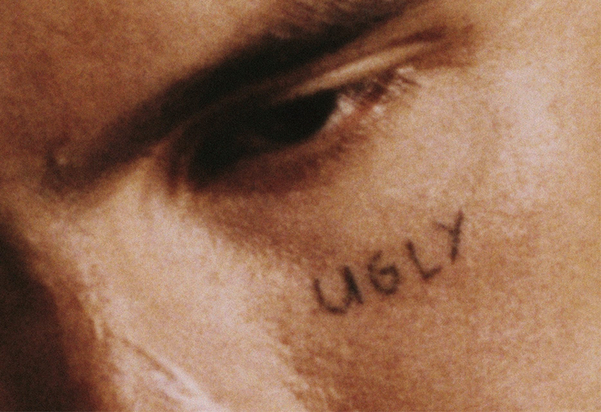 Slowthai anuncia novo álbum “UGLY” e solta o poderoso single “Selfish”, bem rock. Ouça a música e assista ele se filmando fazendo nada em particular. Mas nem tudo é o que parece