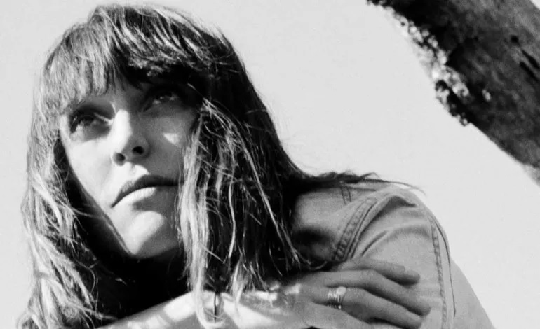 Eba! Feist está de volta com três músicas inéditas e disco novo prometido para abril