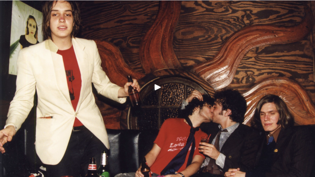 Encontre os Strokes no banheiro e nas  telas. “Meet Me in the Bathroom”, sobre a bombástica cena de  Nova York dos anos 2000, já pode ser visto no Brasil