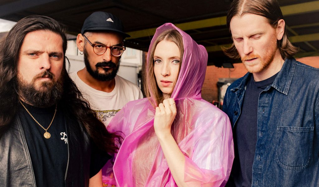 Já? Dry Cleaning prepara lançamento de mais um disco, agora um EP. E entrega duas inéditas. Ouça “Swampy” e “Sombre Two”