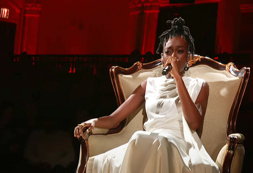 Little Simz faz rap com cordas e grupo gospel na TV americana. Veja a inglesa se apresentando no Stephen Colbert
