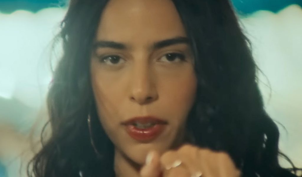 CENA – Igual, mas diferente. Marina Sena muda a voz e a mineirice em novo single. Ouça e veja “Tudo pra Amar Você”