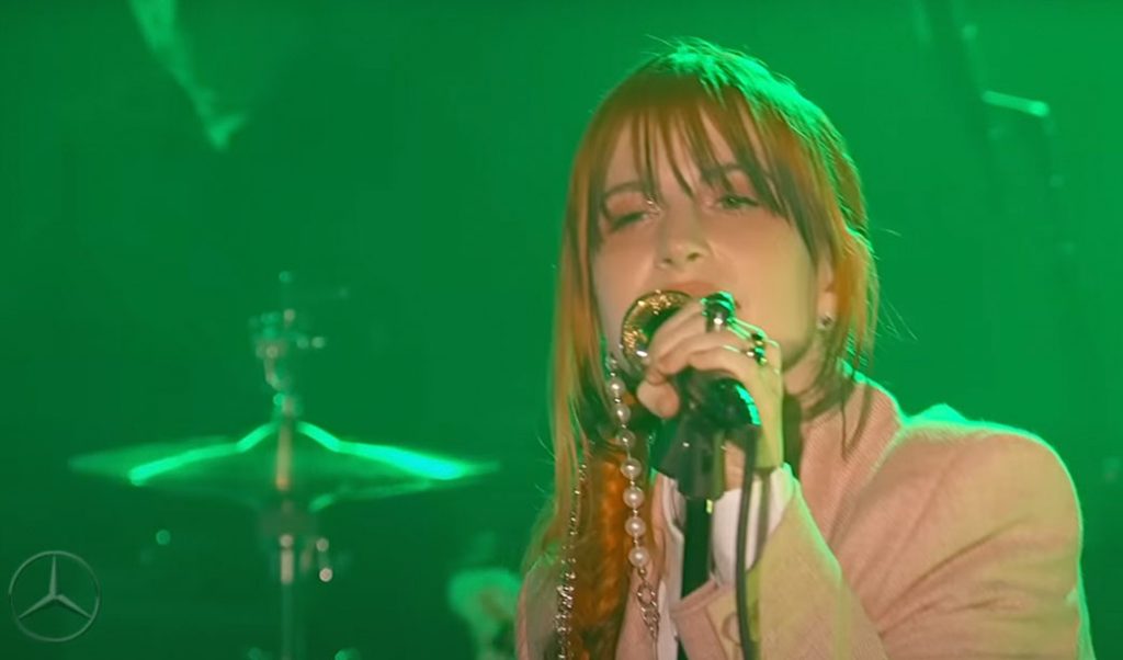 Paramore vai à TV americana mostrar ao vivo parte do que vamos ver aqui em março. Veja a banda tocando a nova “Running Out of Time”