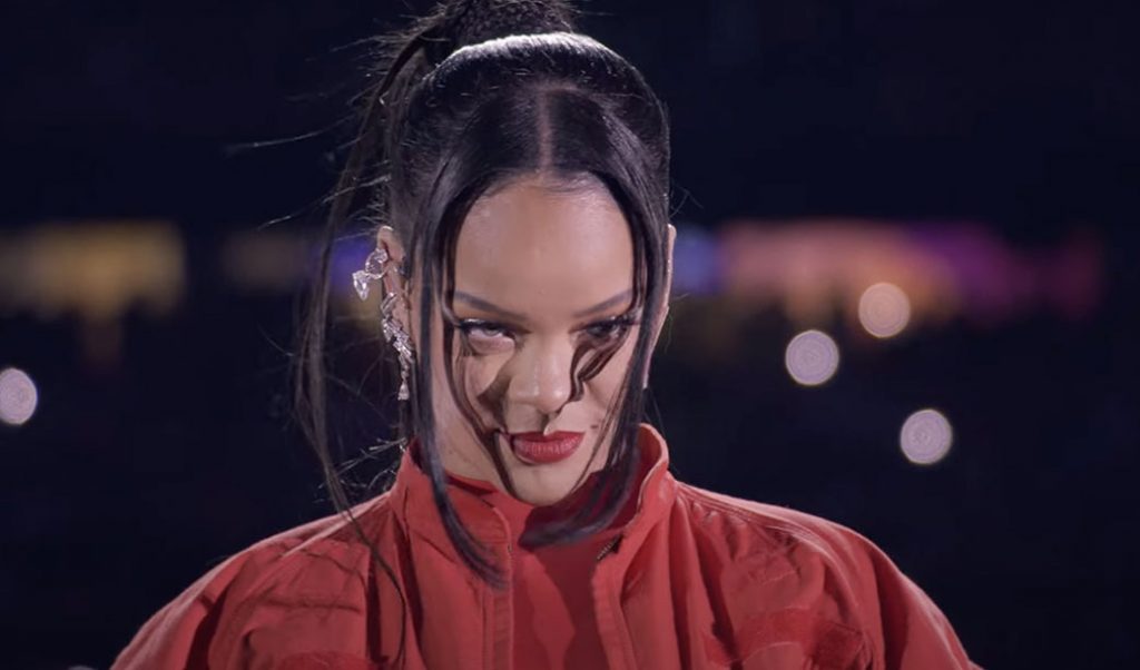 Enfim, Rihanna. Cantando nas alturas (e grávida) no Super Bowl