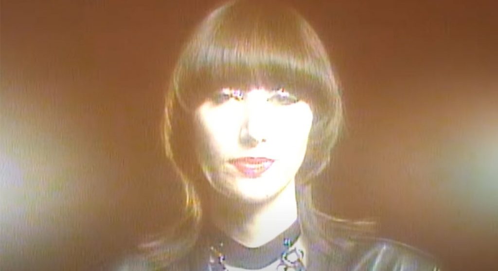 O que a gente precisava. Karen O sobreposta no vídeo novo chic do Yeah Yeah Yeahs