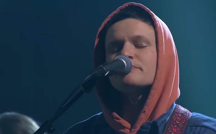 É meio calminha e termina com um berro: ouça e veja “Vampire Empire”, a ótima música nova do Big Thief