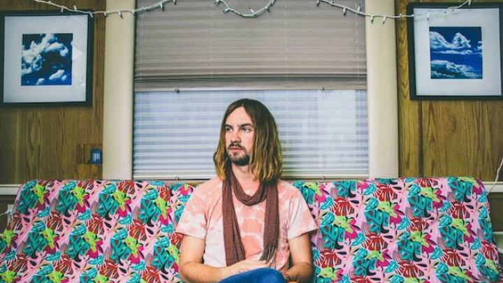 Kevin Parker sofre fratura no quadril às vésperas do Lollapalooza, dá susto nos fãs e é “confundido” com o Tame Impala. Hein? A gente explica