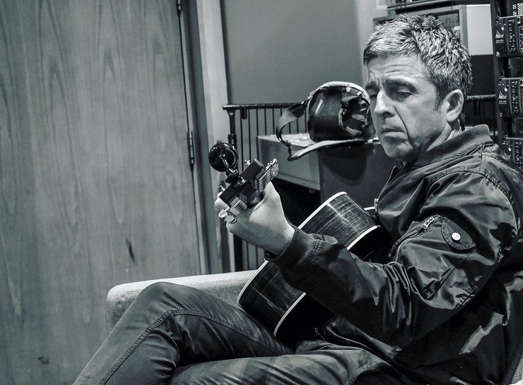 Enquanto o Oasis não volta, Noel Gallagher solta mais uma música linda e deprê. Ouça “Dead to the World”