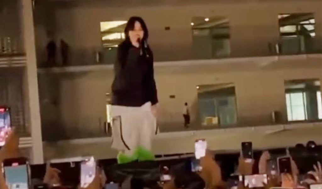 Tempestade adia show de Billie Eilish no México, que vai ao palco mesmo assim e canta seis músicas acústicas