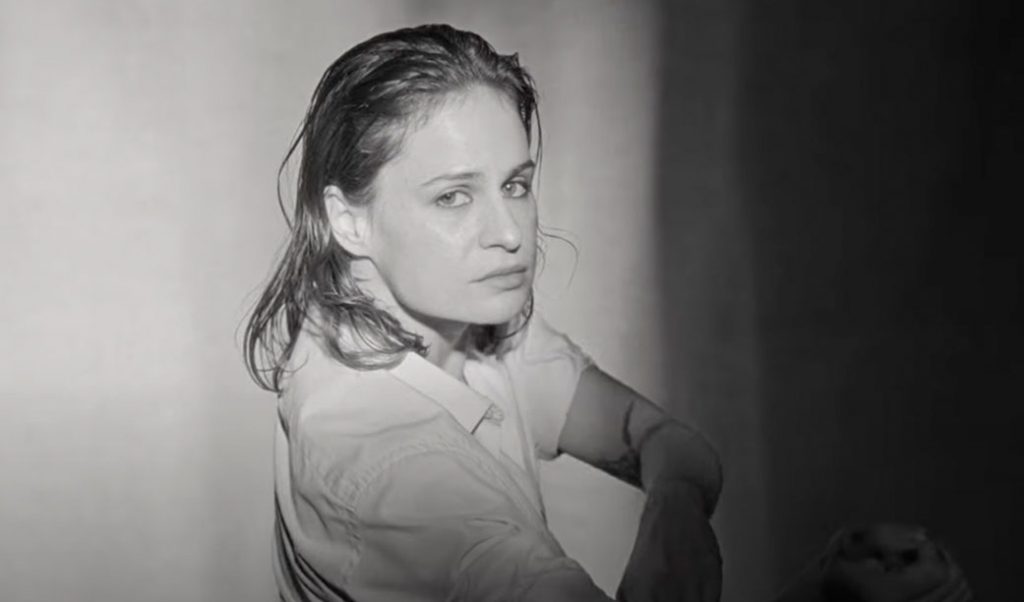 A paranoïa do Christine and the Queens. Ouça “To Be Honest”, a música nova e o anúncio do novo disco dele