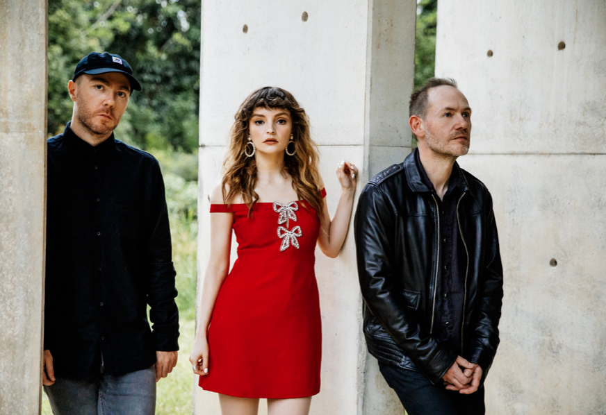 POPLOAD ENTREVISTA: Chvrches. Banda escocesa faz seu primeiro show solo nesta noite, em SP