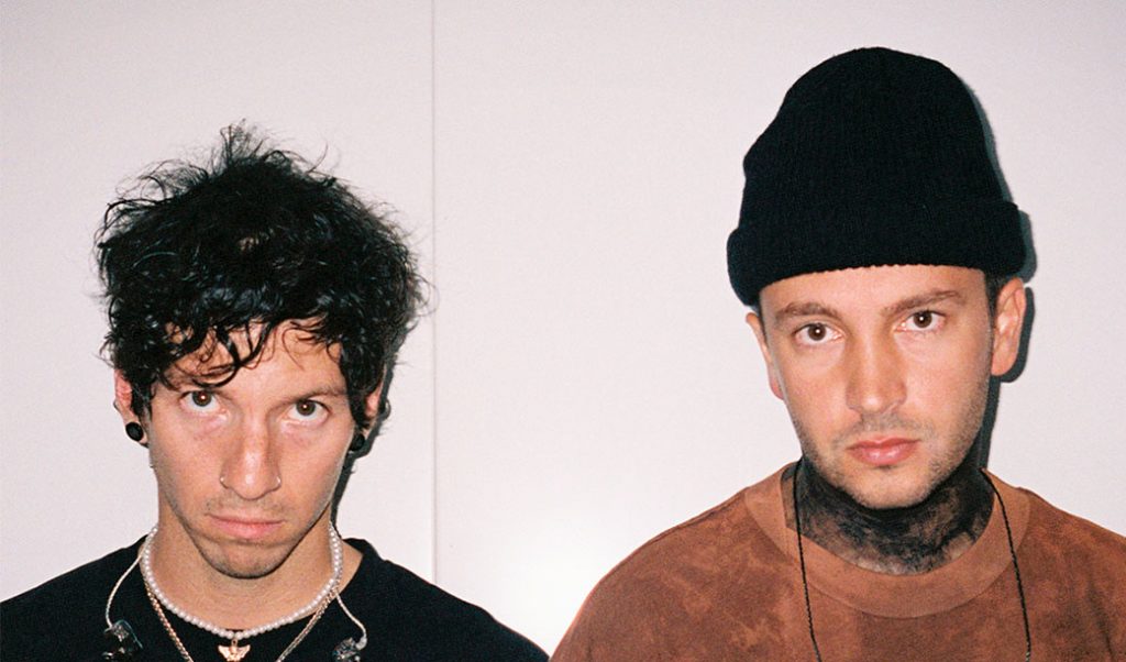 Lolla-BR news. Dedo anelar do Travis Barker tira o Blink-182 do Lolla. Duo americano Twenty One Pilots pega a vaga de headliner