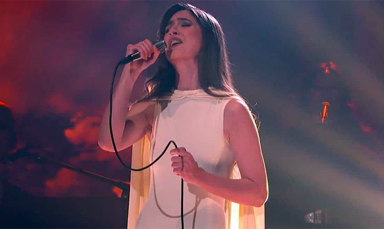 Ao som da linda “God Turn Me into a Flower”, Weyes Blood transforma palco do Colbert em pedacinho do céu