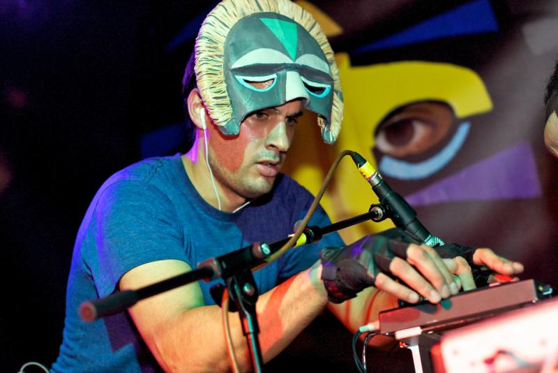 Após trabalhar em mais ou menos 70 versões, SBTRKT solta a gravação definitiva da inédita “L.F.O.”, com participações de Sampha e George Riley