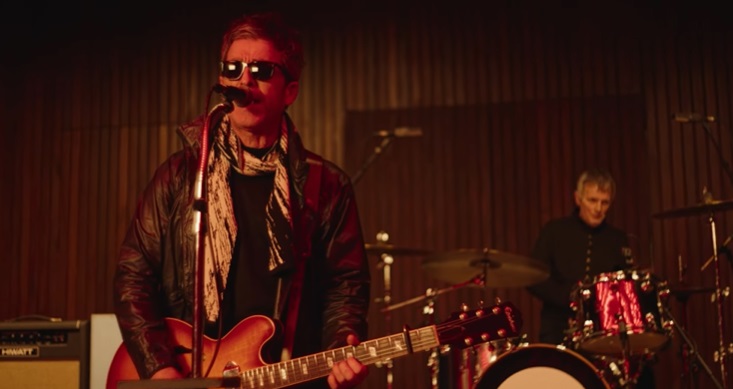 Noel Gallagher real coloca cores vibrantes na cinzenta Manchester em “Council Skies”, novo single dos High Flying Birds