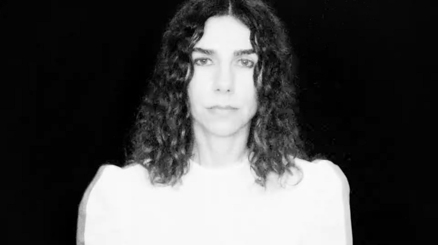 Tingido por tristeza e perda, porém cheio de amor: vem aí “I Inside the Old Yer Dying”, primeiro disco de PJ Harvey em sete anos