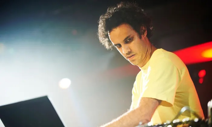 Parece Moby, mas é o Kieran Hebden. Ouça “Three Drums”, a nova música linda do Four Tet
