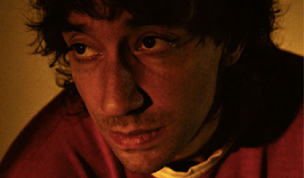 Vida além dos Strokes. Albert Hammond Jr, o “cantor”, anuncia outro disco solo e solta single novo, pela gravadora Red Bull. Hein??