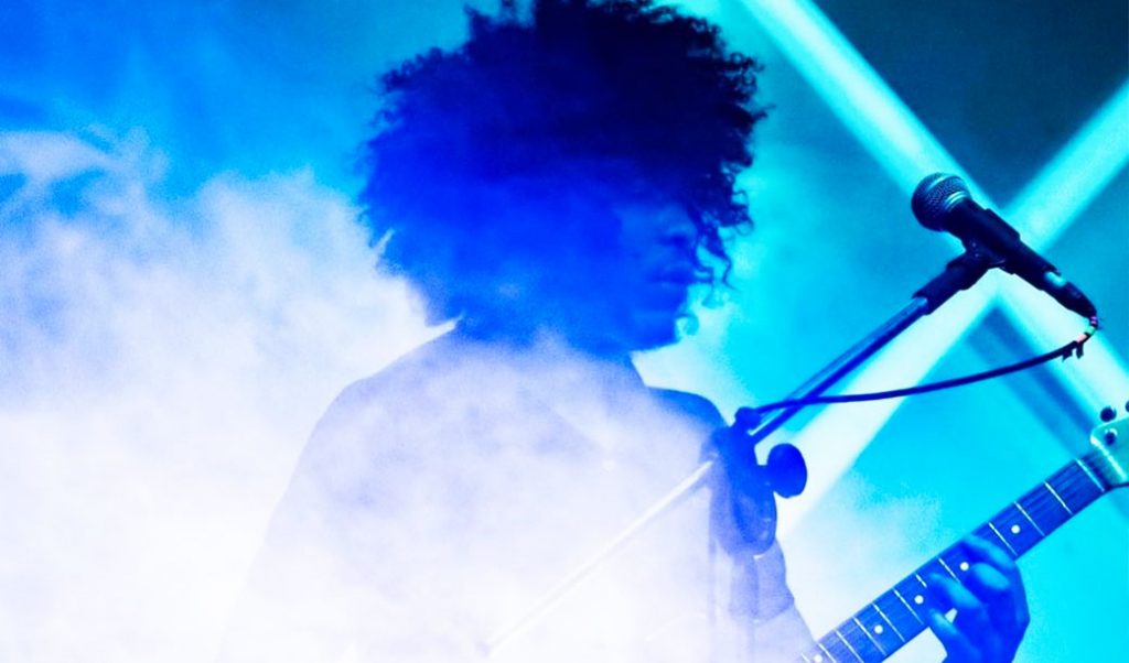 CENA – Boogarins se despede em show dos trabalhos anteriores, cria o “fotobatismo” e já projeta o futuro da banda