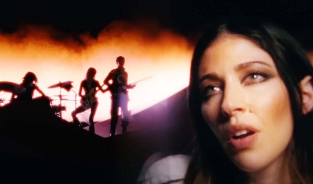 A esvoaçante Caroline Polachek em vídeo-performance novo para “Smoke”