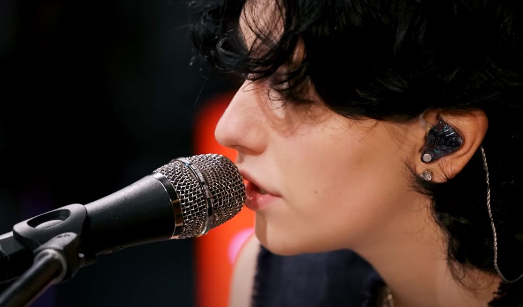 Passando para postar que a King Princess tocou “Black Hole Sun”, do Soundgarden, em session de rádio