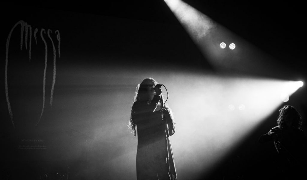 A Itália muito além do Maneskin. Banda Messa, espécie de “Portishead metal”, chega ao disco ao vivo