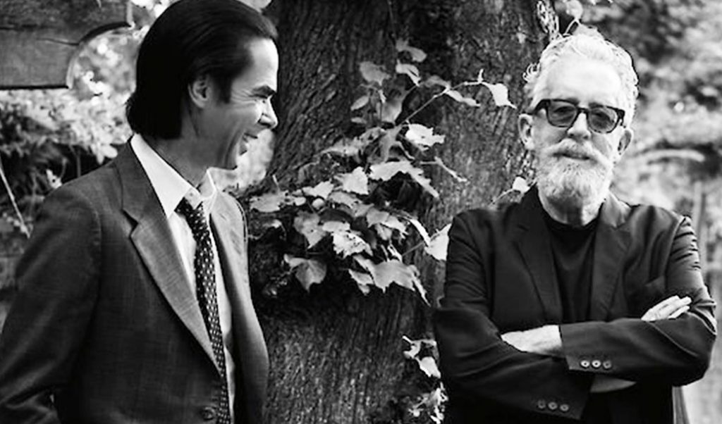 Sai no Brasil o livro novo do homem e do mito Nick Cave, “Fé, Esperança e Carnificina”. Quer um?