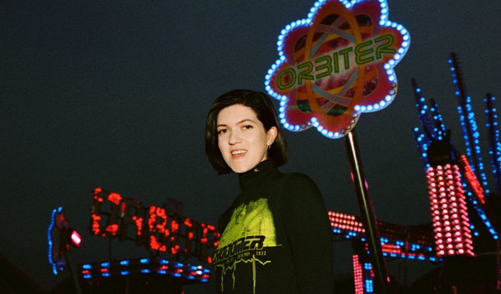 Curta sua vida, sugere a Romy, em seu ótimo novo single (e vídeo)