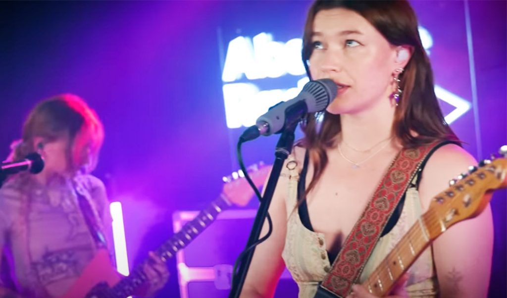 Só delícias. Wet Leg ao vivo no México ontem e em session para rádio inglesa
