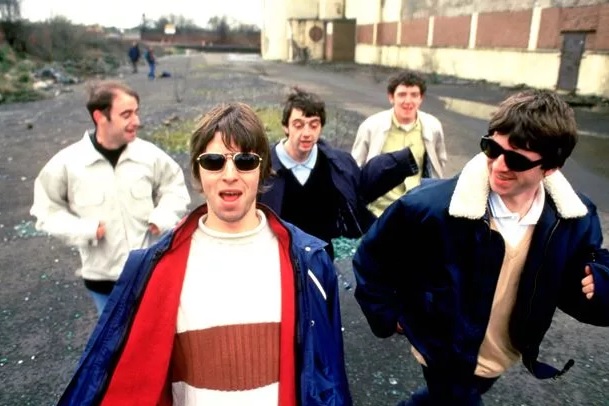 Liam Gallagher avisa que fará no ano que vem shows especiais dos 30 anos do épico “Definitely Maybe”, primeiro do Oasis. Sem o Oasis, porém…