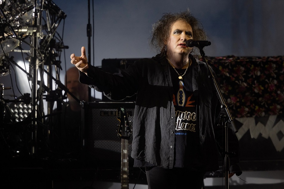 Levando música boa e uma tristeza linda para a Califórnia, The Cure mostra mais um som inédito em Los Angeles