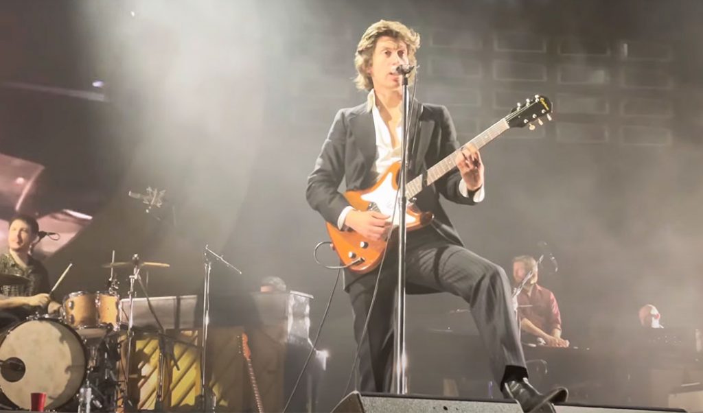 Saudade do Arctic Monkeys? Temos vídeos do showzão de ontem em Berlim (spoiler: inclui “Fluorescent Adolescent”)