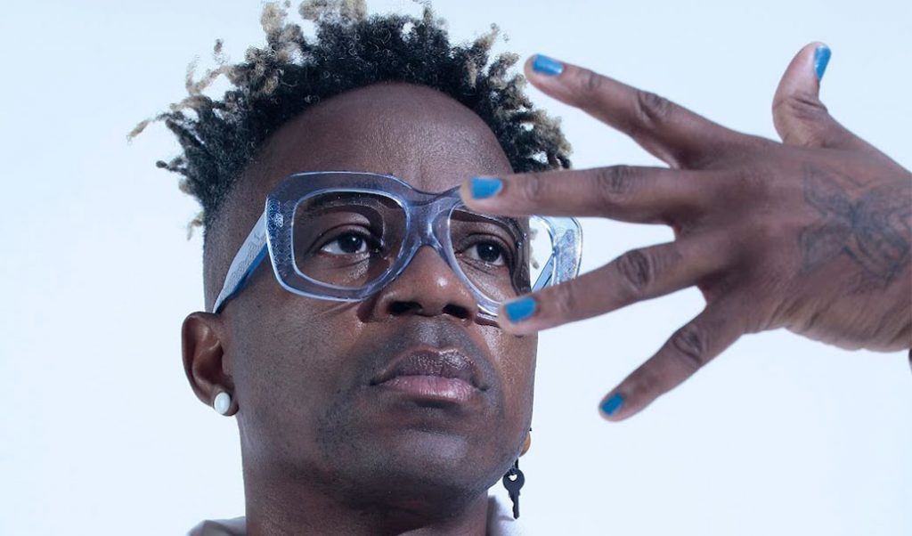 Popload Entrevista: Blick Bassy. Artista camaronês é atração do C6 Fest e toca em SP no sábado