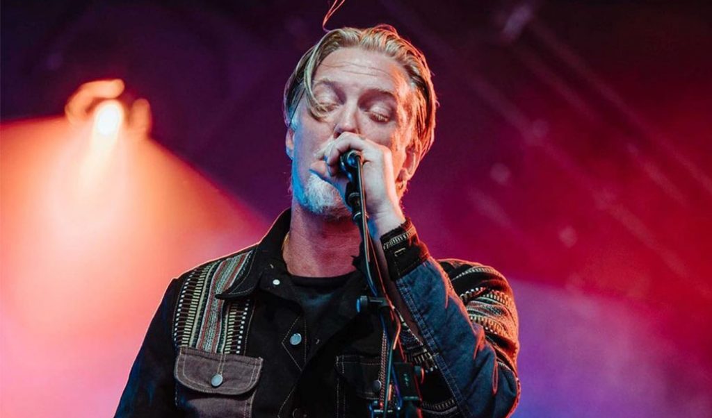 Queens of the Stone Age de novo. Agora com o novo single “Carnavoyer”