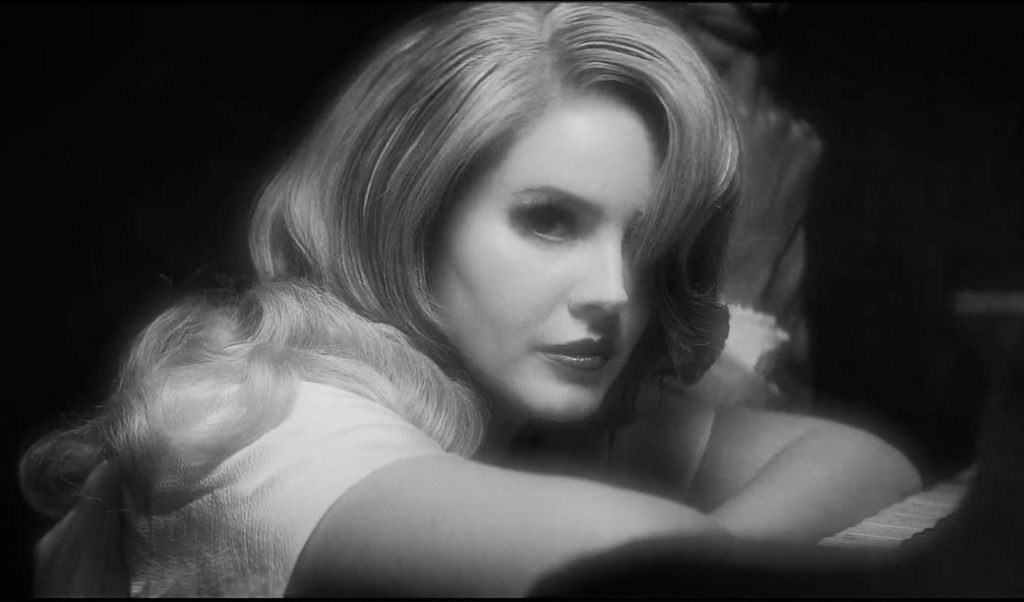 Loira e morena tudo junto, Lana Del Rey lança filme de novo single, com o cool Jon Batiste. Filme mesmo. Tipo da Marilyn Monroe